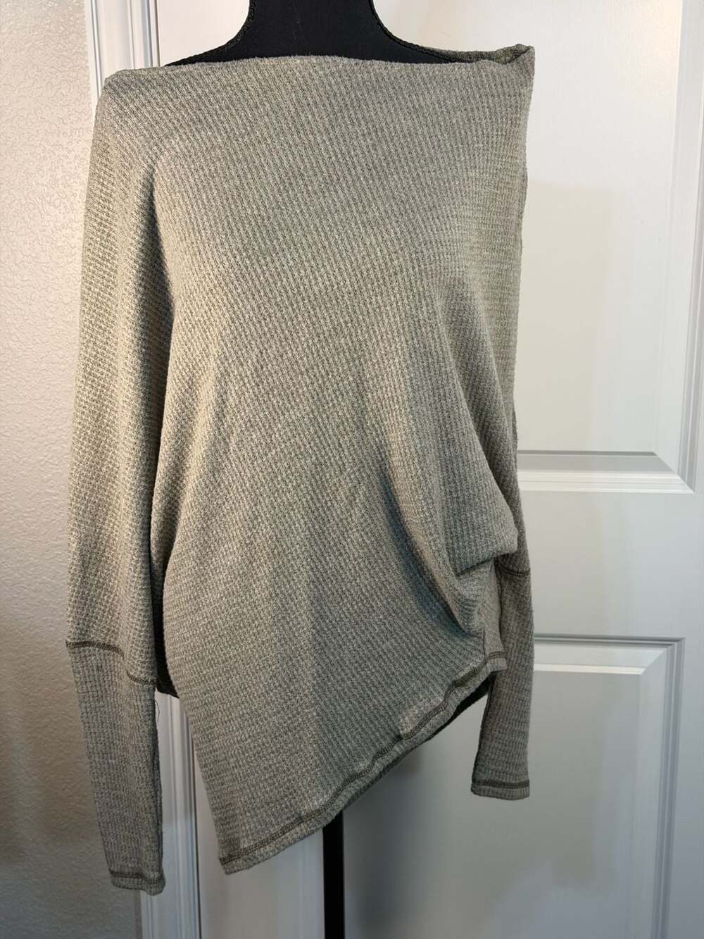 Easel Los Angeles Waffle Knit Asymmetrical Hem Top Size S
